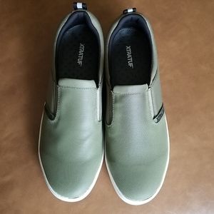 Size 13 slip and oil resistant shoe